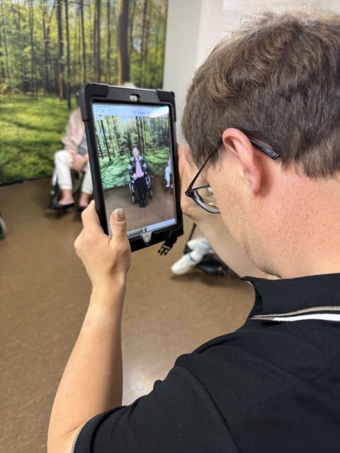 Jemand fotografiert etwas mit einem Tablet